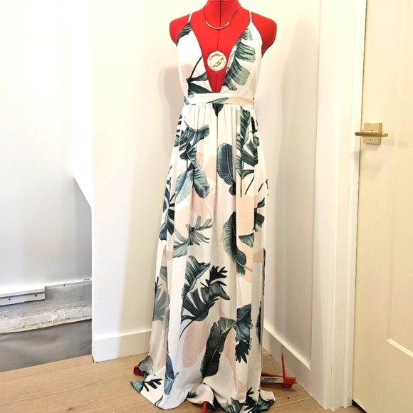 L'ATISTE Dresses & Skirts - Sexy floral gown